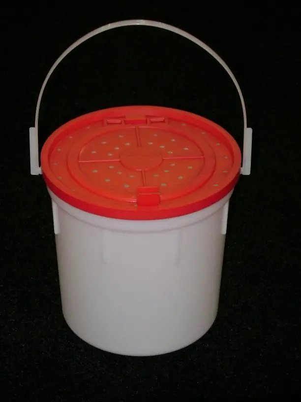 Challenge 4-Quart Minnow Bucket – Sturdy Plastic Live-Bait Carrier