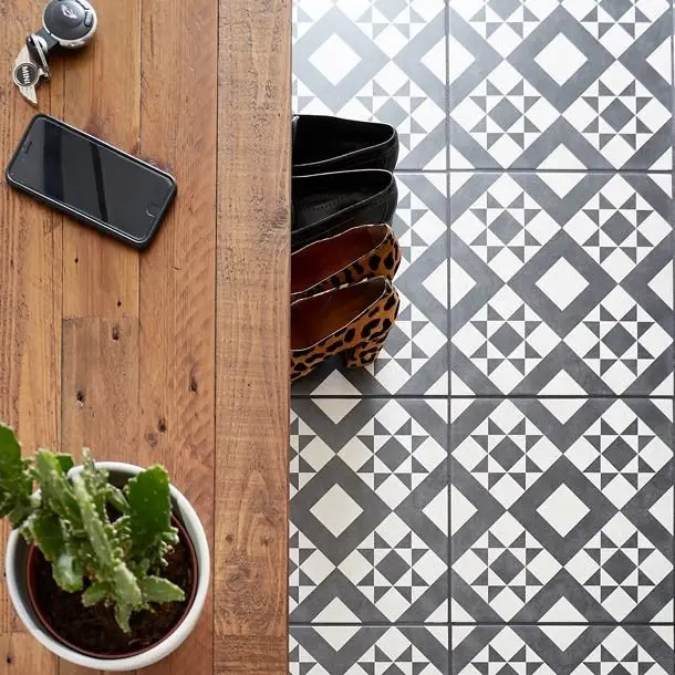 Retro Black Feature Floor Tile – BCT53606 Vintage-Inspired Design